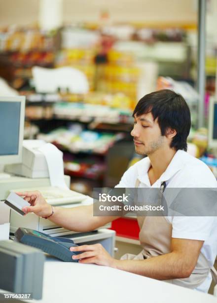 Empleados Trabajando En El Supermercado Cashpoint Foto de stock y más banco de imágenes de 20 a 29 años - 20 a 29 años, 20-24 años, Actividad comercial