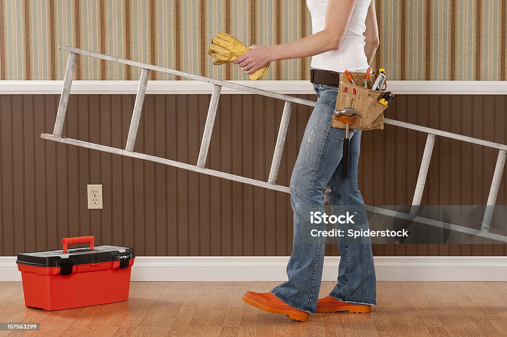 Handywoman trabalhando em quarto vazio - Foto de stock de Caixa de Ferramentas royalty-free