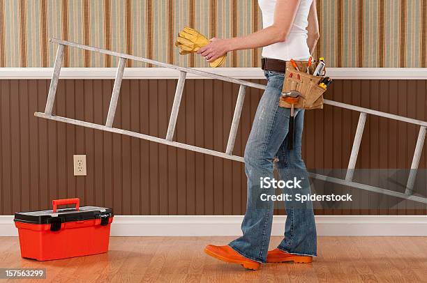 Handywoman Trabalhar Na Sala Vazia - Fotografias de stock e mais imagens de Caixa de Ferramentas - Caixa de Ferramentas, Carregar, 30-39 Anos