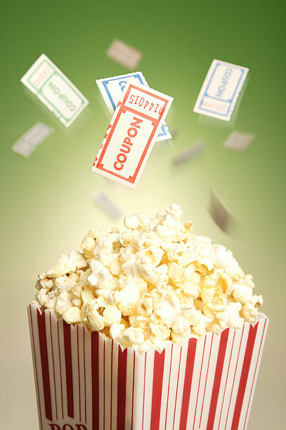 di popcorn e biglietti del cinema - ticket ticket stub red movie ticket foto e immagini stock
