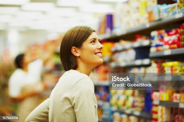 Mulher Jovem Feliz Compras Em Um Supermercado - Fotografias de stock e mais imagens de Comércio - Consumismo - Comércio - Consumismo, Fazer Compras, Felicidade