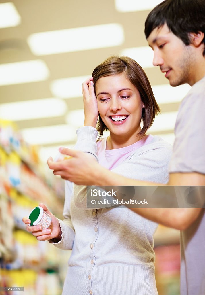 幸せなカップルショッピング、スーパーマーケット - 20-24歳のロイヤリティフリーストックフォト
