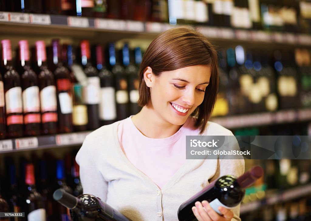 Feliz Jovem mulher segurando duas garrafas de vinho - Royalty-free 20-24 Anos Foto de stock