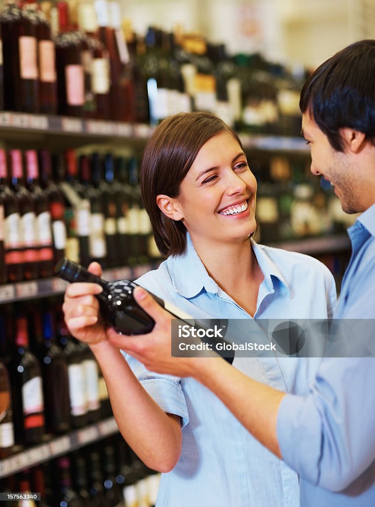 Casal feliz olhando para fora de uma garrafa de vinho - Royalty-free 20-24 Anos Foto de stock