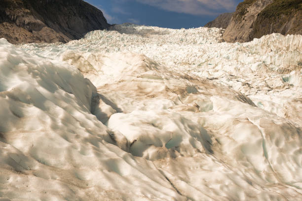 폭스 빙하(fox glacier)의 서던 알프스(southern alps)에 있는 높은 빙하 바닥에서 헬리 하이킹 - ice new zealand cave adventure 뉴스 사진 이미지