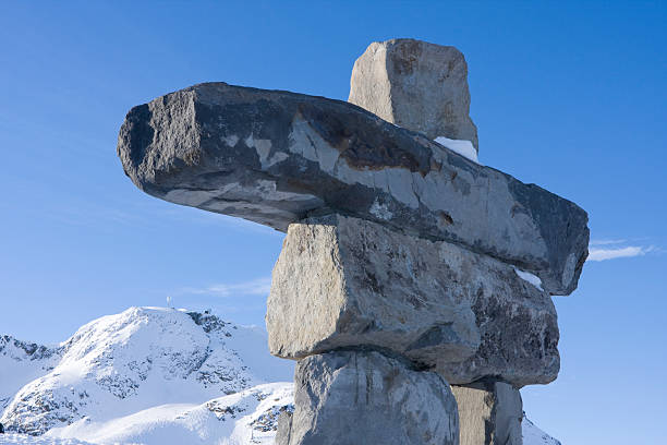 inukshuk. - canadian culture inukshuk mountain whistler photos et images de collection