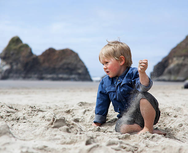 ビーチの子供 - oregon beach ストックフォトと画像