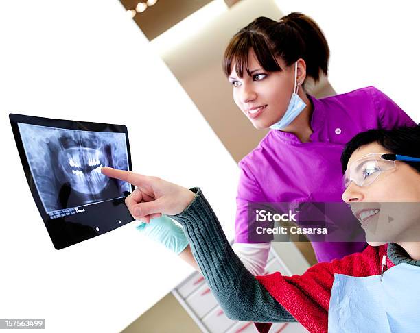Médico Mostrando Radiografia - Fotografias de stock e mais imagens de 20-24 Anos - 20-24 Anos, Adulto, Apontar - Sinal Manual