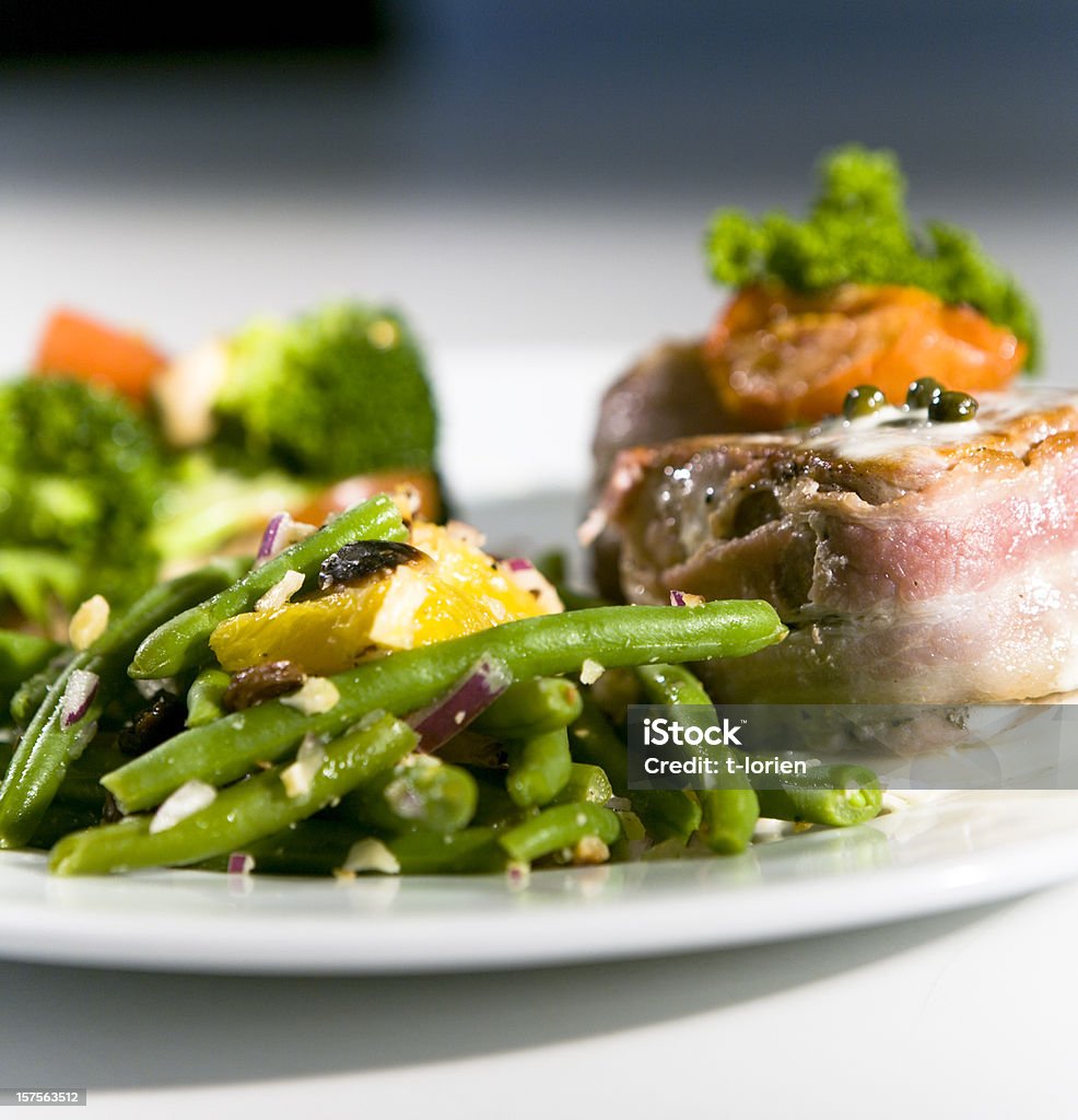 Filé-Mignon w. Salada verde. - Foto de stock de Bacon royalty-free