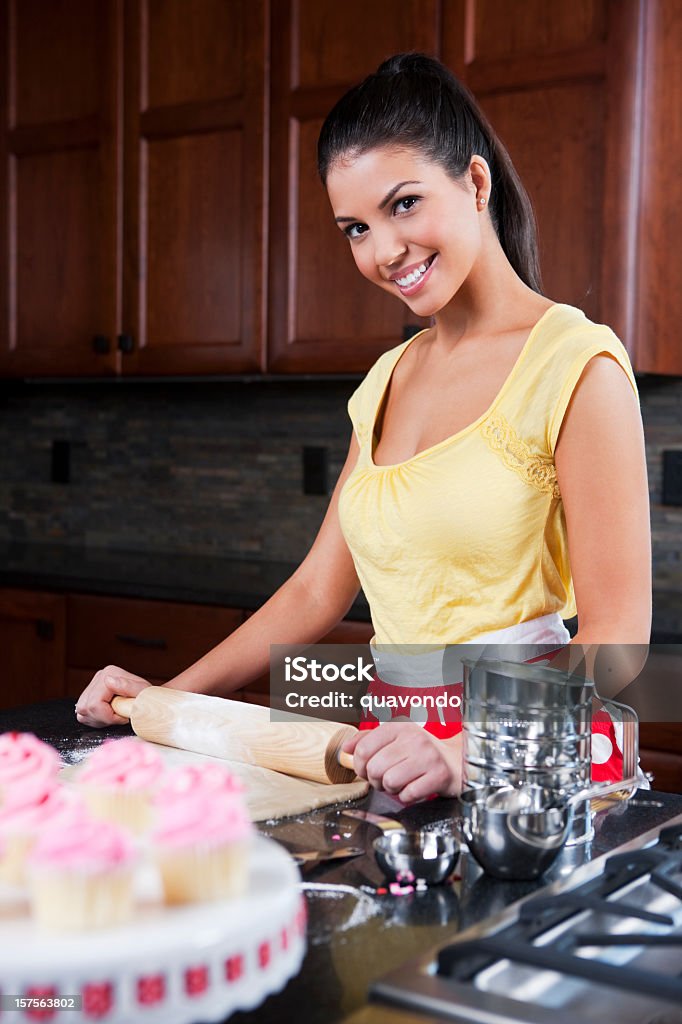 パン美しいセクシーな若い女性のバレンタインケーキ、コピースペース - 1人のロイヤリティフリーストックフォト