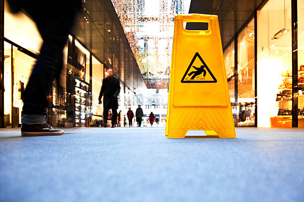 segnale di pericolo in un centro commerciale - floor wet slippery danger foto e immagini stock