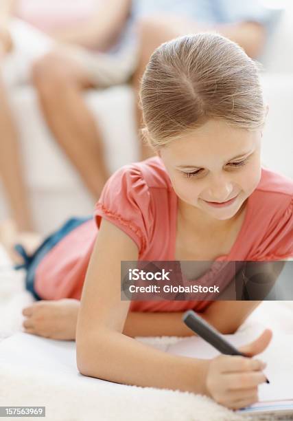 Glückliche Kleine Kinder Die Ihre Hausaufgaben Zu Hause Fühlen Stockfoto und mehr Bilder von 10-11 Jahre
