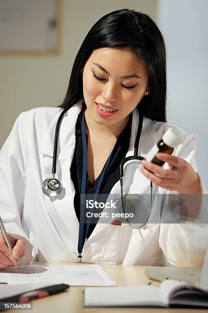 Medizinisches Personal Stockfoto und mehr Bilder von Eine Frau allein - Eine Frau allein, Flasche, Frauen