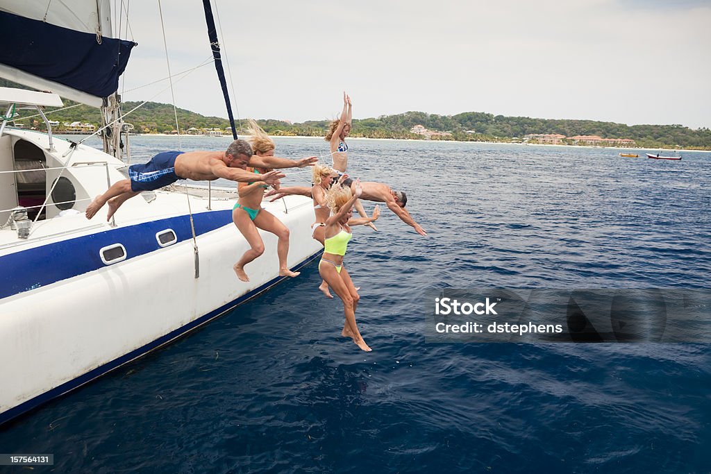 Szczęśliwy przyjaciele Skoki od Katamaran w Morze Karaibskie - Zbiór zdjęć royalty-free (Katamaran)
