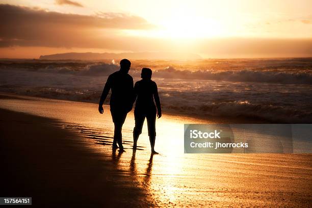 Paar Silhouette Am Strand Stockfoto und mehr Bilder von Alles hinter sich lassen - Alles hinter sich lassen, Dating, Ehefrau