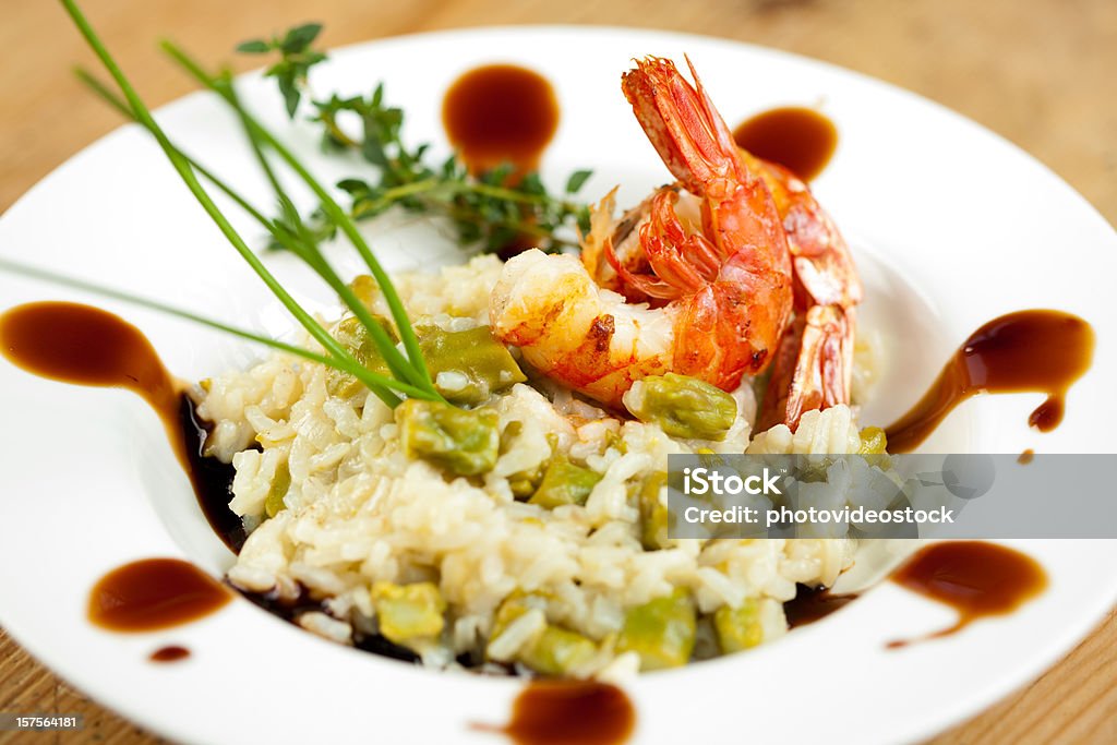 Gamberetto gigante e risotto con asparagi - Foto stock royalty-free di Gambero - Frutti di mare