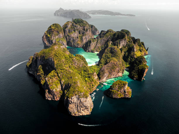 vista aérea de koh phi phi lee maya bay beach, tailandia, agua turquesa - phuket province beach blue cliff fotografías e imágenes de stock