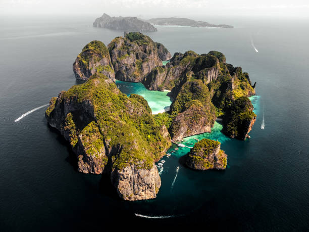 ピピ島マヤベイビーチの空撮、タイ、ターコイズブルーの澄んだ水 - thailand beach longtail boat cliff ストックフォトと画像