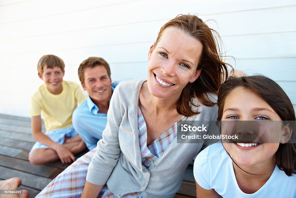 Famille heureuse de profiter de leurs vacances - Photo de 10-11 ans libre de droits