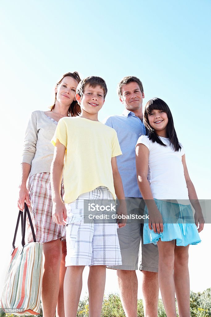 Retrato de una familia feliz de vacaciones - Foto de stock de 10-11 años libre de derechos