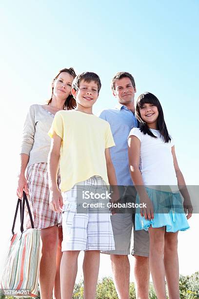 Retrato De Una Familia Feliz De Vacaciones Foto de stock y más banco de imágenes de 10-11 años - 10-11 años, 30-34 años, 30-39 años