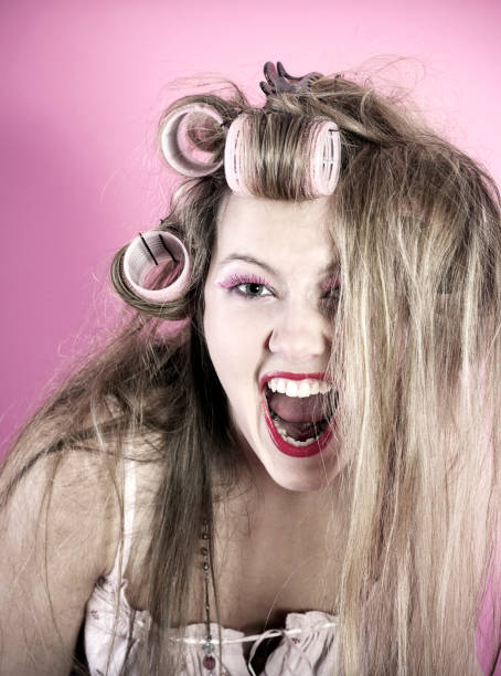 jovem mulher com rolo de cabelo é de gritar - necklace human hair women bizarre imagens e fotografias de stock