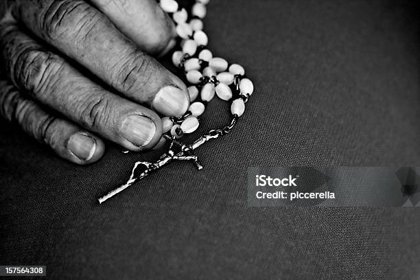 Collana Rosario - Fotografie stock e altre immagini di Colore nero - Colore nero, Croce religiosa, Gesù Cristo