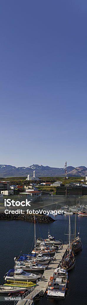 Ocean Harbour marina jachtów łodzi rybackich na wieś panorama Islandia - Zbiór zdjęć royalty-free (Bezchmurne niebo)