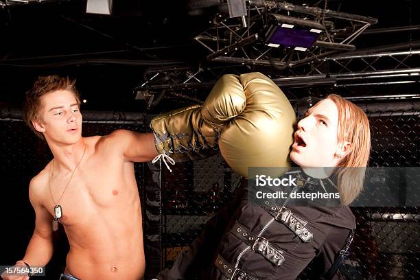 Tronco Nu Boxer Dar Murros Punk Com Grande Luva De Boxe - Fotografias de stock e mais imagens de Dourado - Cores