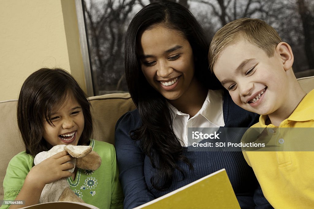 Szczęśliwy dzieci, śmiech podczas czytania książki z Baby Sitter - Zbiór zdjęć royalty-free (Azjaci)