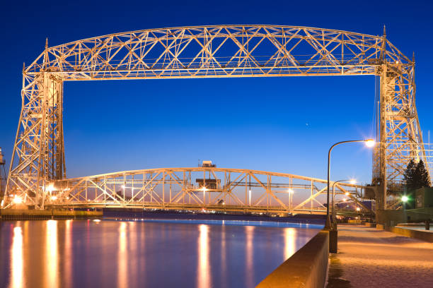 duluth podnieść mostu w minnesocie na jezioro górne. - vertical lift bridge zdjęcia i obrazy z banku zdjęć