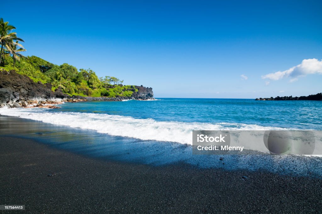 Praia de areia negra Honokalani Wainapanapa Maui, Havaí - Foto de stock de Praia royalty-free