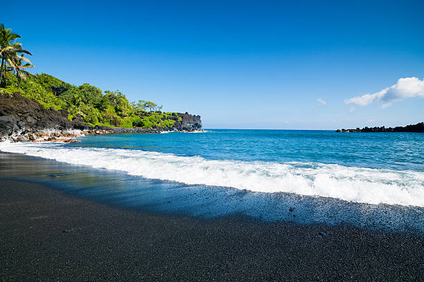 пляж с черным песком honokalani wainapanapa мауи, гавайи - hana стоковые фото и изображения