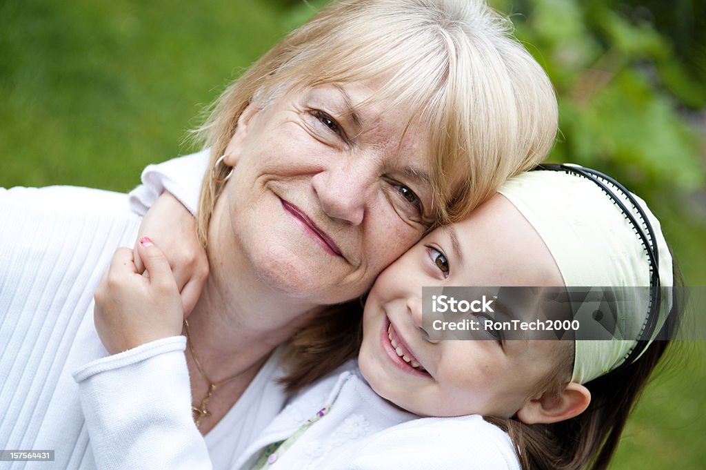 Grandma 및 손녀 - 로열티 프리 60-69세 스톡 사진