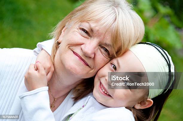 Grandma 및 손녀 60-69세에 대한 스톡 사진 및 기타 이미지 - 60-69세, 긍정적인 감정 표현, 기울어진