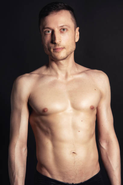 homme adulte attrayant avec un beau corps posant dans le studio. - male torso abdominal muscle the human body photos et images de collection