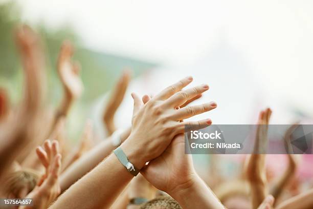 Mãos Para Cima - Fotografias de stock e mais imagens de Festival de Música - Festival de Música, Aplaudir, Pulseira