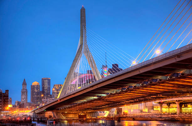 zakim bunker hill memorial bridge - boston skyline city massachusetts foto e immagini stock