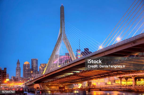 Ponte Memorial Zakim Bunker Hill - Fotografias de stock e mais imagens de Boston - Massachusetts - Boston - Massachusetts, Ponte Leonard P. Zakim Bunker Hill, Horizonte Urbano