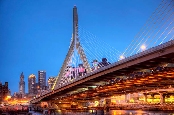 zakim мемориальный мост банкер-хилл - boston charles river city skyline стоковые фото и изображения