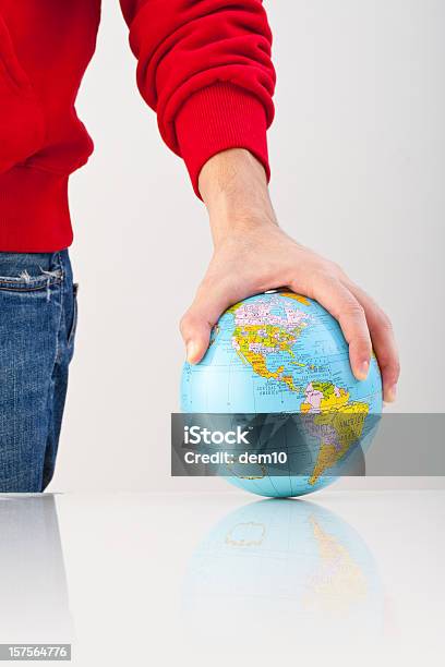 Foto de Homem Segurando O Globo e mais fotos de stock de As Américas - As Américas, Educação, Espaço para Texto