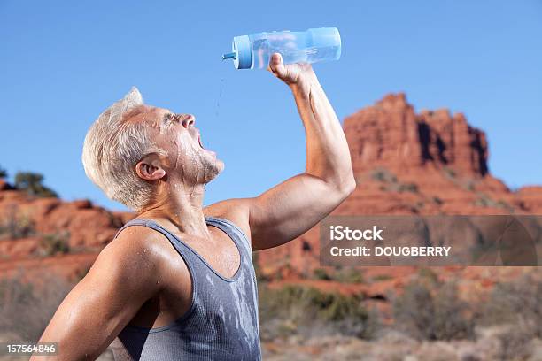 Photo libre de droit de Dhydratation banque d'images et plus d'images libres de droit de Bouteille d'eau minérale - Bouteille d'eau minérale, Hommes, Éclabousser