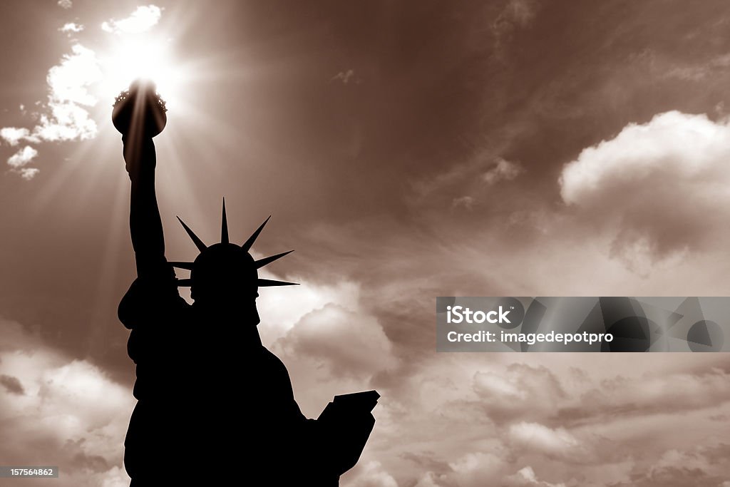 자유의 여신상 및 태양 광선 - 로열티 프리 자유의 여신상 스톡 사진