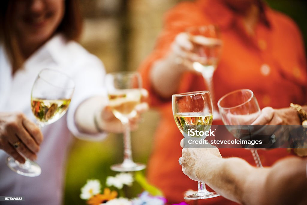 Brindis con copas de vino - Foto de stock de 40-49 años libre de derechos