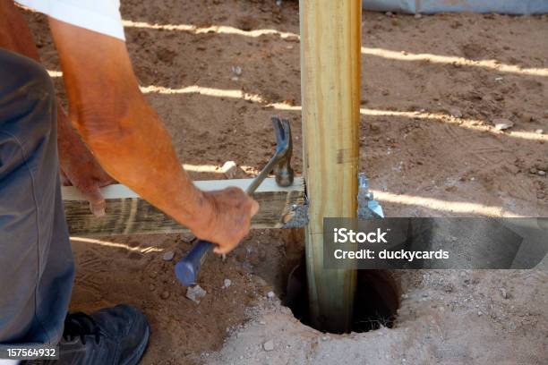 Construcción De Una Valla Serie Percusión Foto de stock y más banco de imágenes de Valla - Límite - Valla - Límite, Poste de madera, Construir