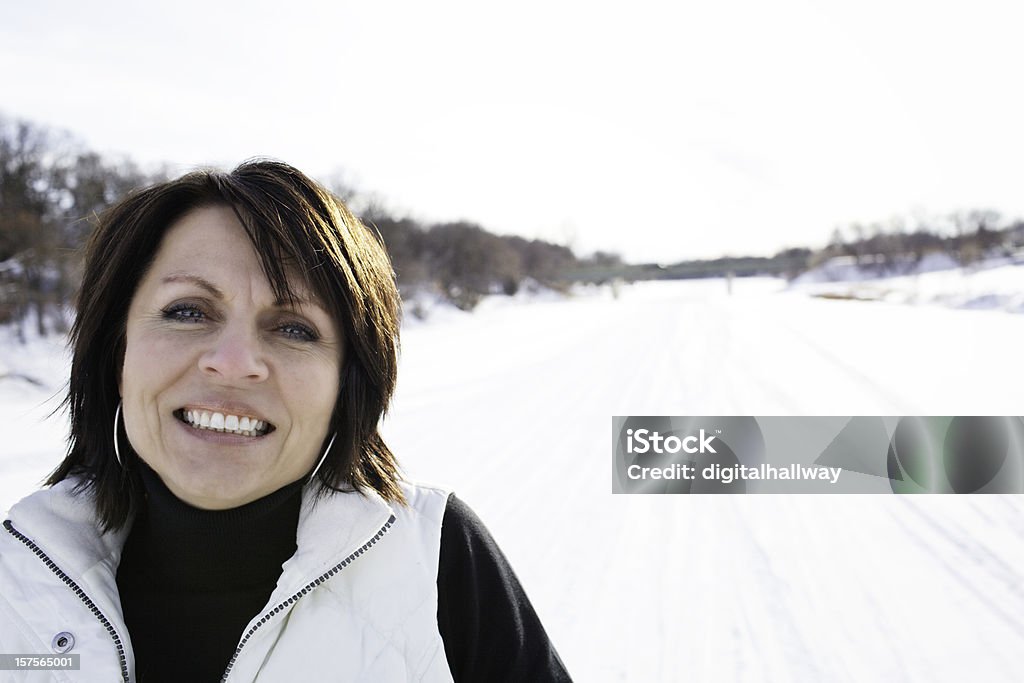 Женщина на открытом воздухе зимой - Стоковые фото 45-49 лет роялти-фри