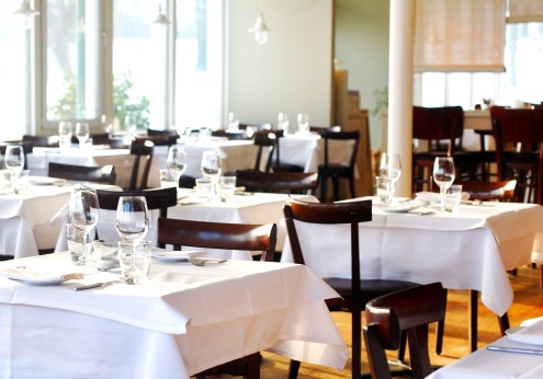 window places in a empty restaurante