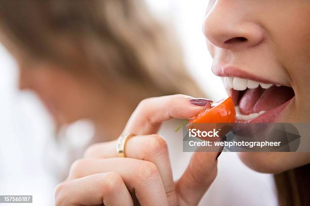 Kirschtomate Stockfoto und mehr Bilder von Bildkomposition und Technik - Bildkomposition und Technik, Erwachsene Person, Essen - Mund benutzen