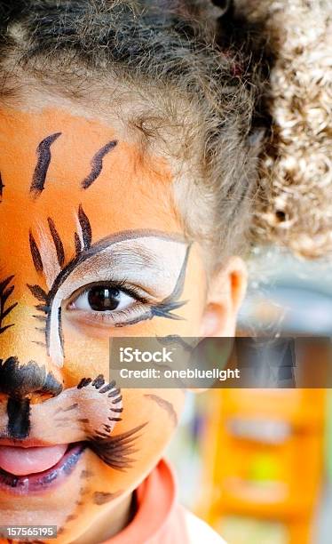 Szczęśliwe Dziecko Z Jej Tiger Farba Do Twarzy - zdjęcia stockowe i więcej obrazów Farba do twarzy - Farba do twarzy, Dziecko, Dzieciństwo