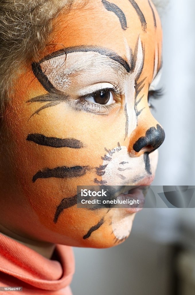 Bambino con la pittura del viso tigre Sognare ad occhi aperti - Foto stock royalty-free di 2-3 anni